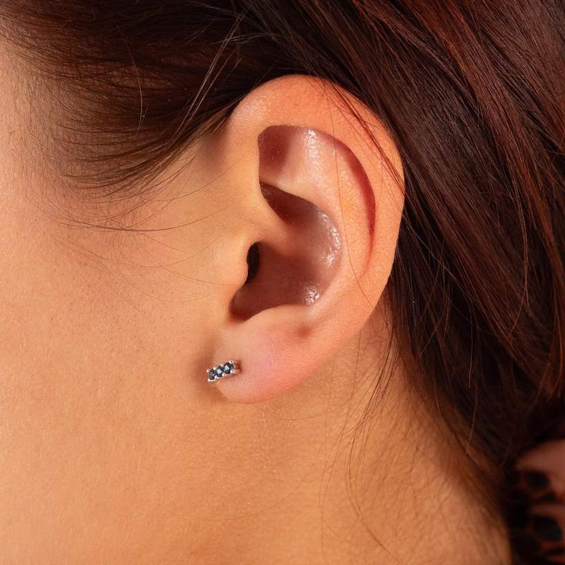 Boucles d'oreilles or 375 blanc saphirs ronds - vue porté 1