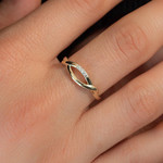 Gouden ring 375 2 toon diamanten - bekijk gedragen 1