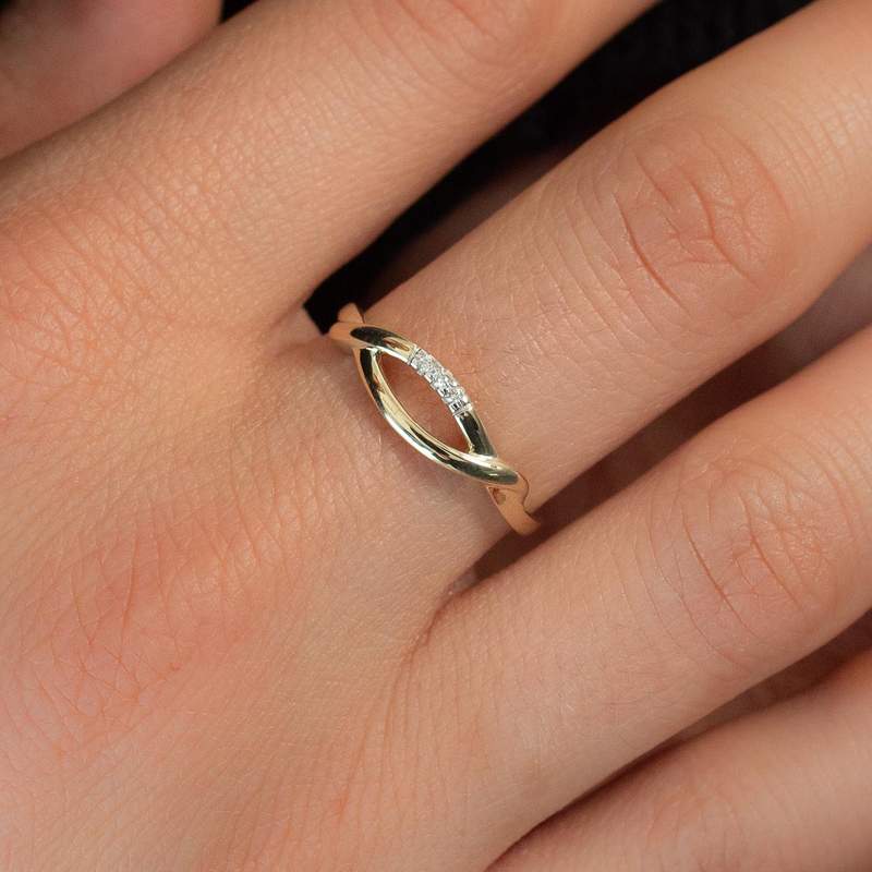 Gouden ring 375 2 toon diamanten - bekijk gedragen 1