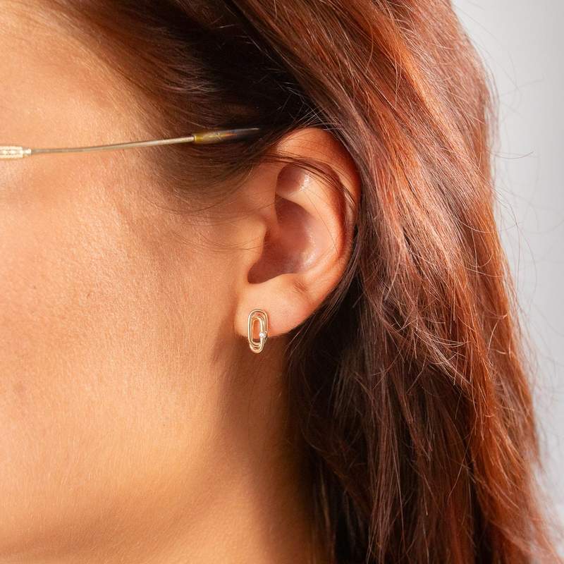 Boucles d'oreilles or 375 jaune diamants - vue porté 1