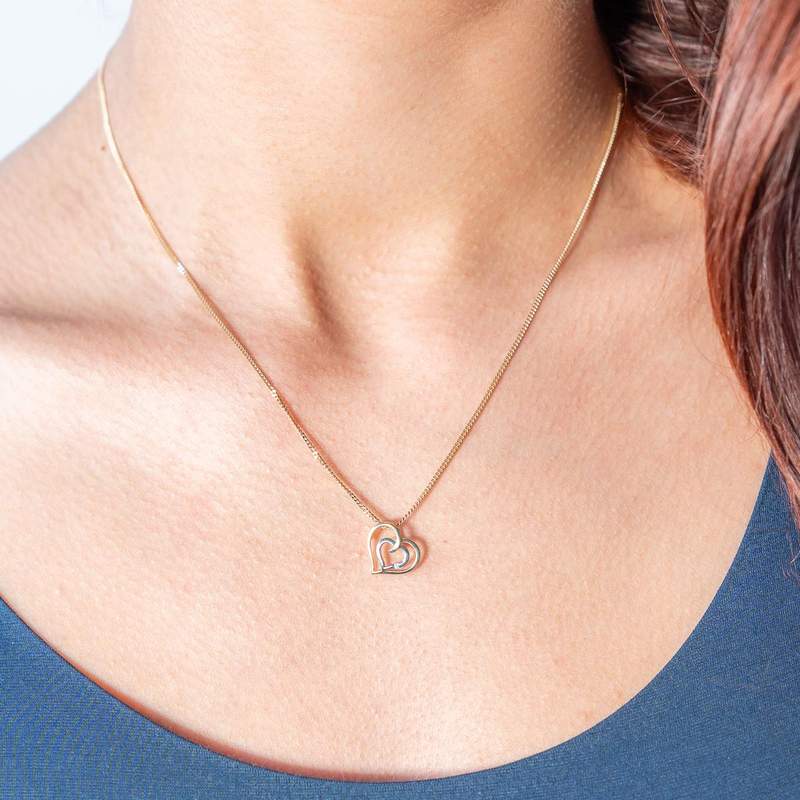 Pendentif or 375 2 tons diamant motif coeur - vue porté 1