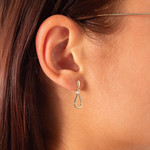 Boucles d'oreille or 375 2 tons pendants diamants - vue porté 1