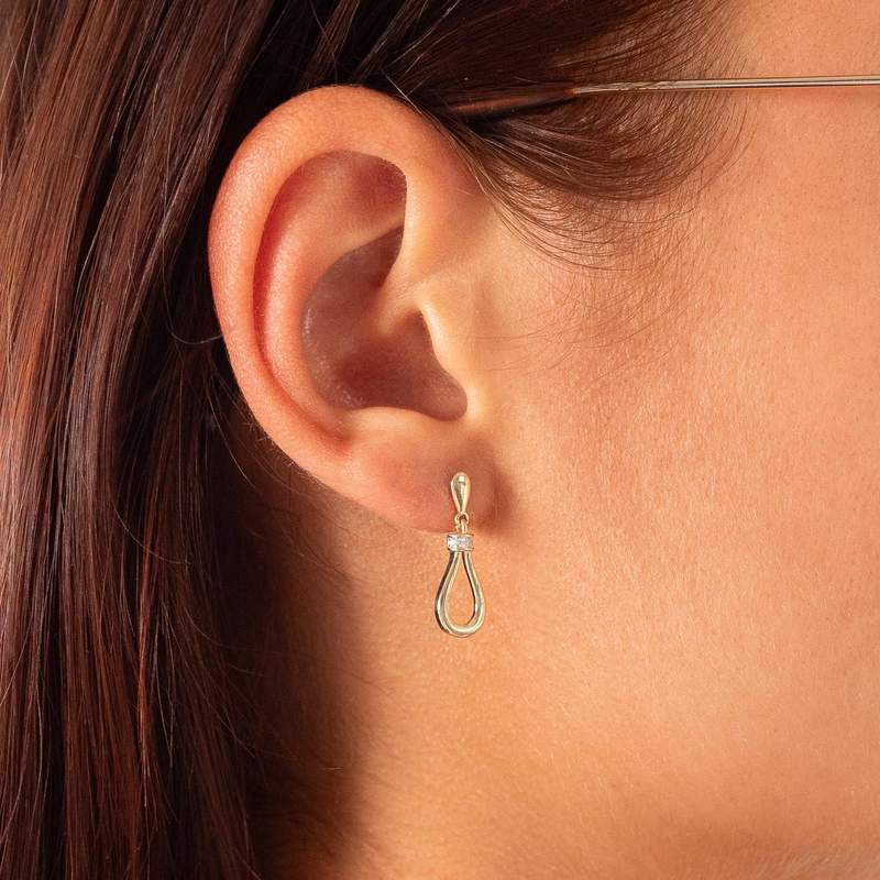 Boucles d'oreille or 375 2 tons pendants diamants - vue porté 1