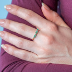 Bague or 375 2 tons 3 émeraudes ovales et diamants - vue porté 1