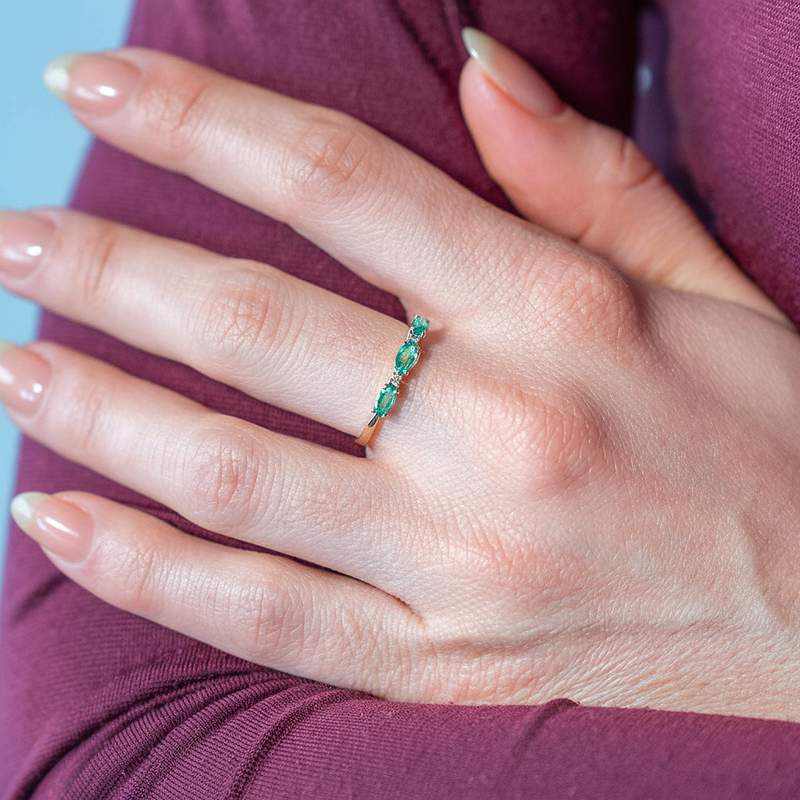 Bague or 375 2 tons 3 émeraudes ovales et diamants - vue porté 1