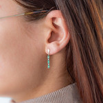 Boucles d'oreilles or 375 2 tons émeraudes ovales et diamants - vue porté 1