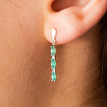 Boucles d'oreilles or 375 2 tons émeraudes ovales et diamants - vue porté 2