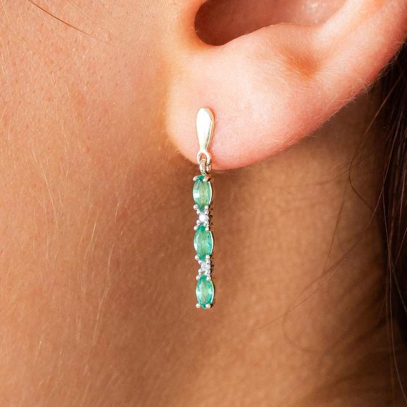 Boucles d'oreilles or 375 2 tons émeraudes ovales et diamants - vue porté 2
