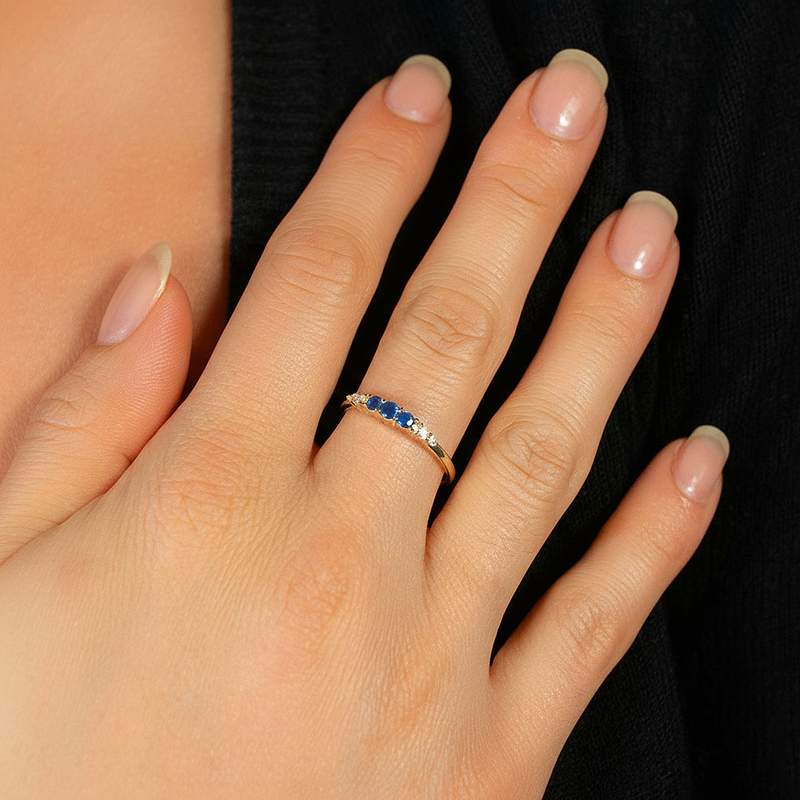 Bague or 375 jaune saphirs et diamants - vue porté 1