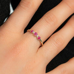 Bague or 375 2 tons rubis et diamants - vue porté 1