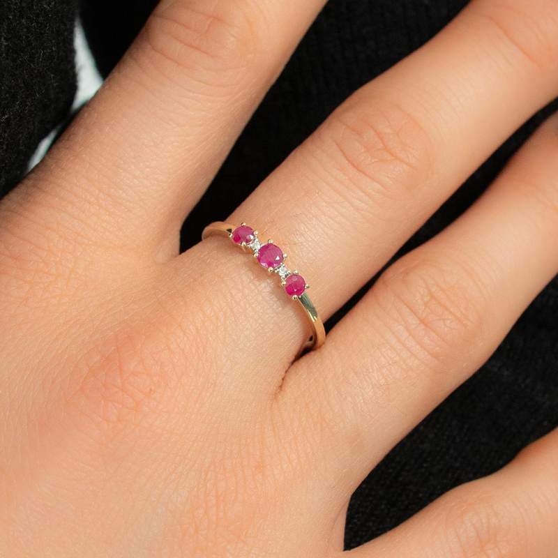 Bague or 375 2 tons rubis et diamants - vue porté 1