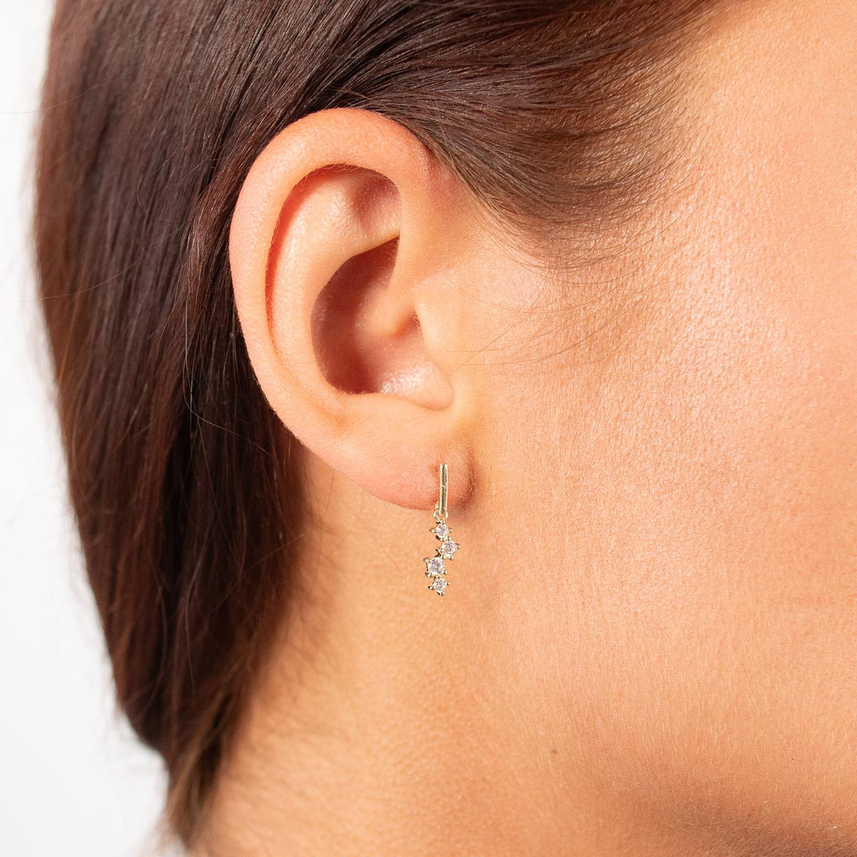 Boucles d'oreilles or 375 jaune  pendants zirconias - vue porté 1