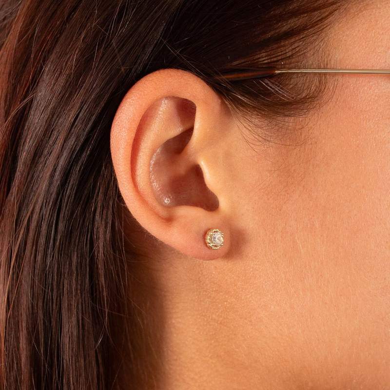Boucles d'oreilles or 375 jaune zirconias - vue porté 1