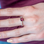 Bague or 375 2 tons grenat rhodolite et diamants - vue porté 1