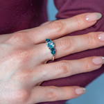 Bague or 375 blanc topazes bleues traitées - vue porté 1