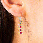 Boucles d'oreilles or 375 2 tons dormeuses rubis diamants - vue porté 2