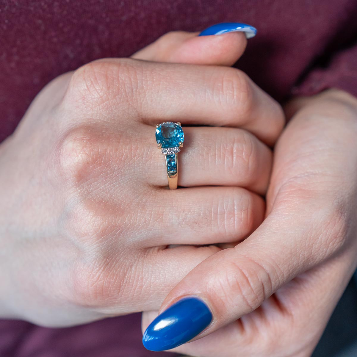 Bague or 375 2 tons topazes traitées et diamants - vue porté 1