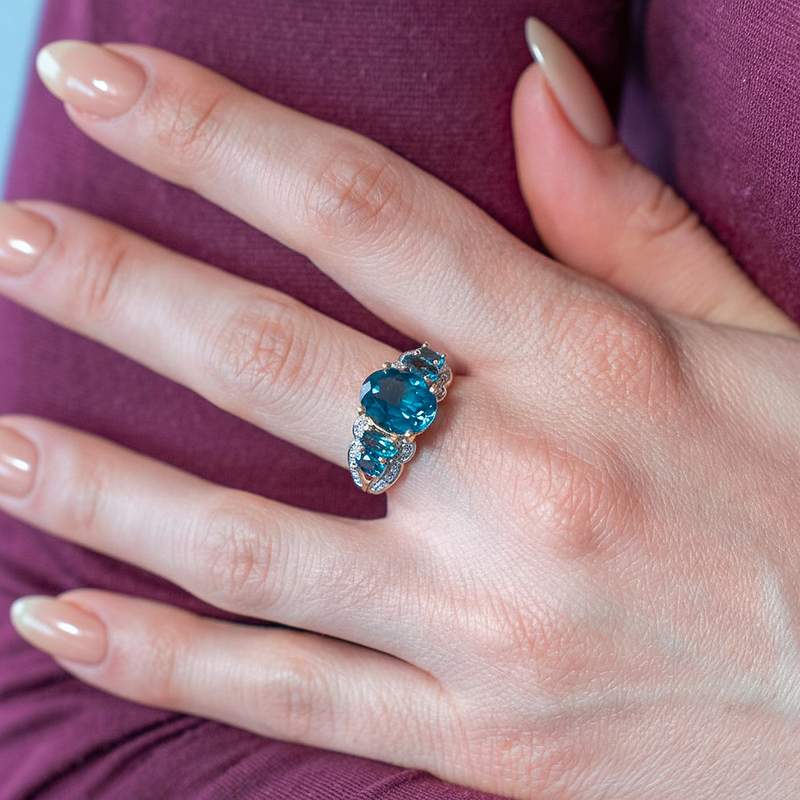Bague or 375 jaune topazes bleues traitées ovales et diamants - vue porté 1