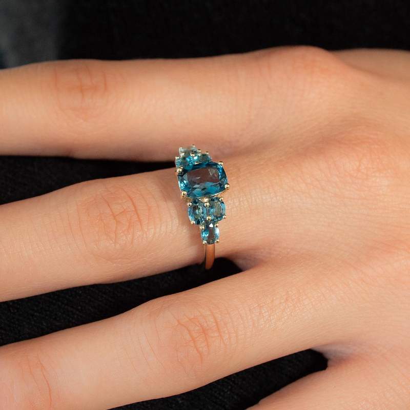 Ring in 375 geelgoud met ovale blauwe topazen - bekijk gedragen 1