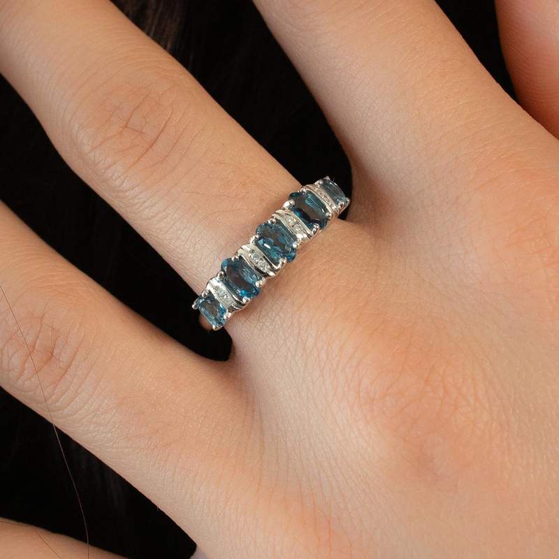 Bague or 375 blanc topazes traitées ovales et diamants - vue porté 1