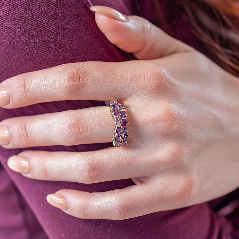Bague or 375 jaune grenats rhodolites et améthystes - vue porté 1