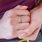 Bague or 750 jaune et rhodié diamants et saphirs - vue porté 1