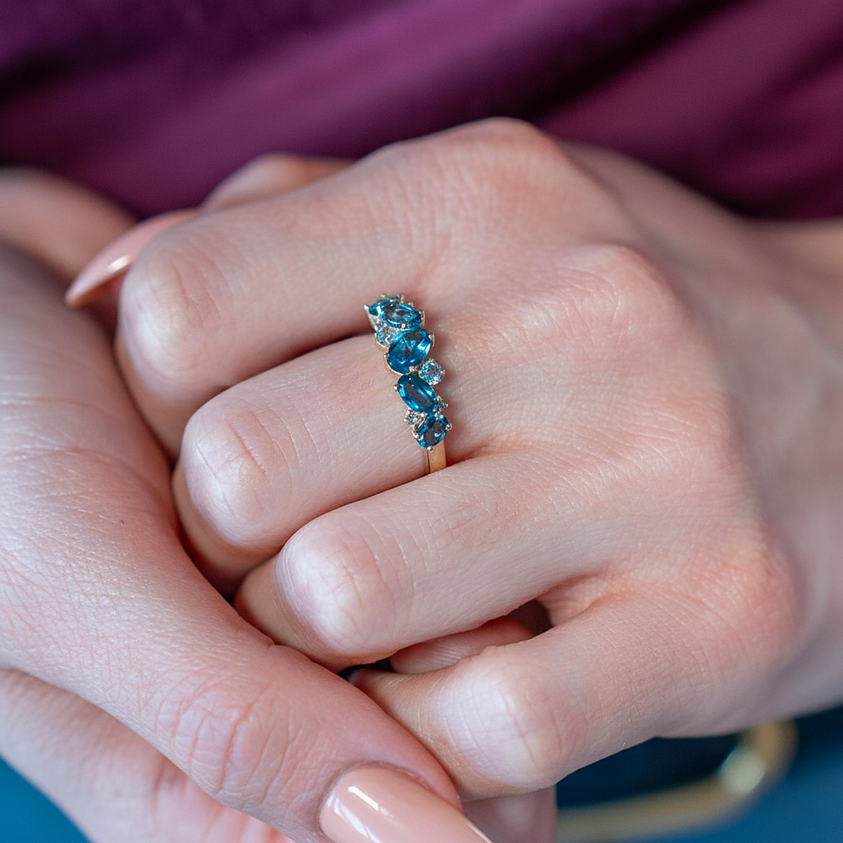 Bague or 375 jaune topazes bleues traitées ovales et diamants - vue porté 1