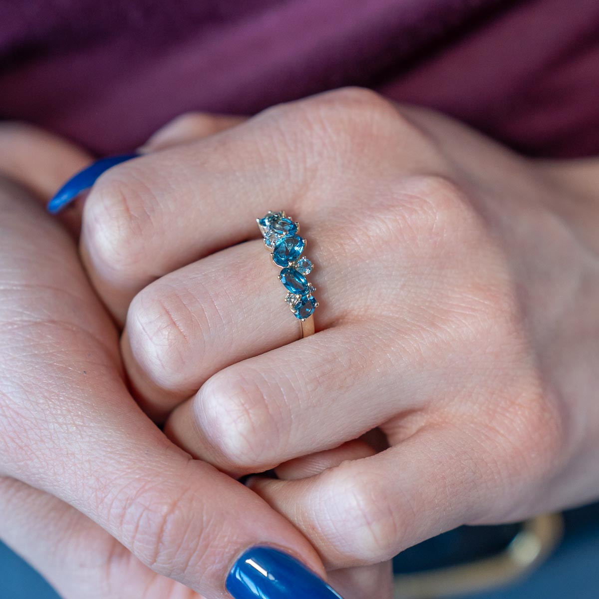 Bague or 375 jaune topazes ovales et diamants - vue porté 1