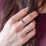 Bague or 375 jaune améthystes et diamants - vue porté 1