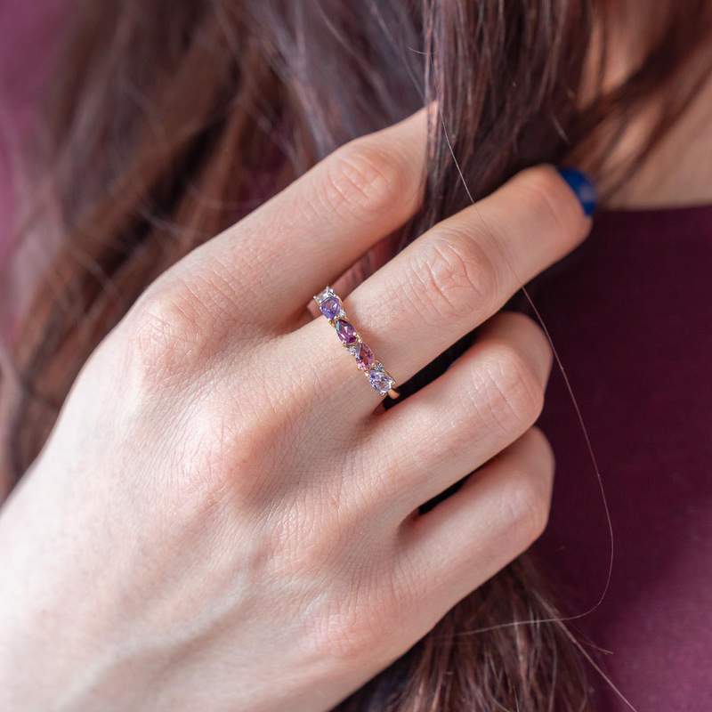 Bague or 375 jaune améthystes et diamants - vue porté 1