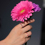 Bague or 375 jaune améthystes et diamants - vue porté 2