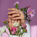 Bague or 375 jaune améthystes et diamants - vue porté 3