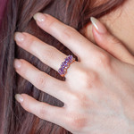 Bague or 375 rose améthystes et diamants - vue porté 1