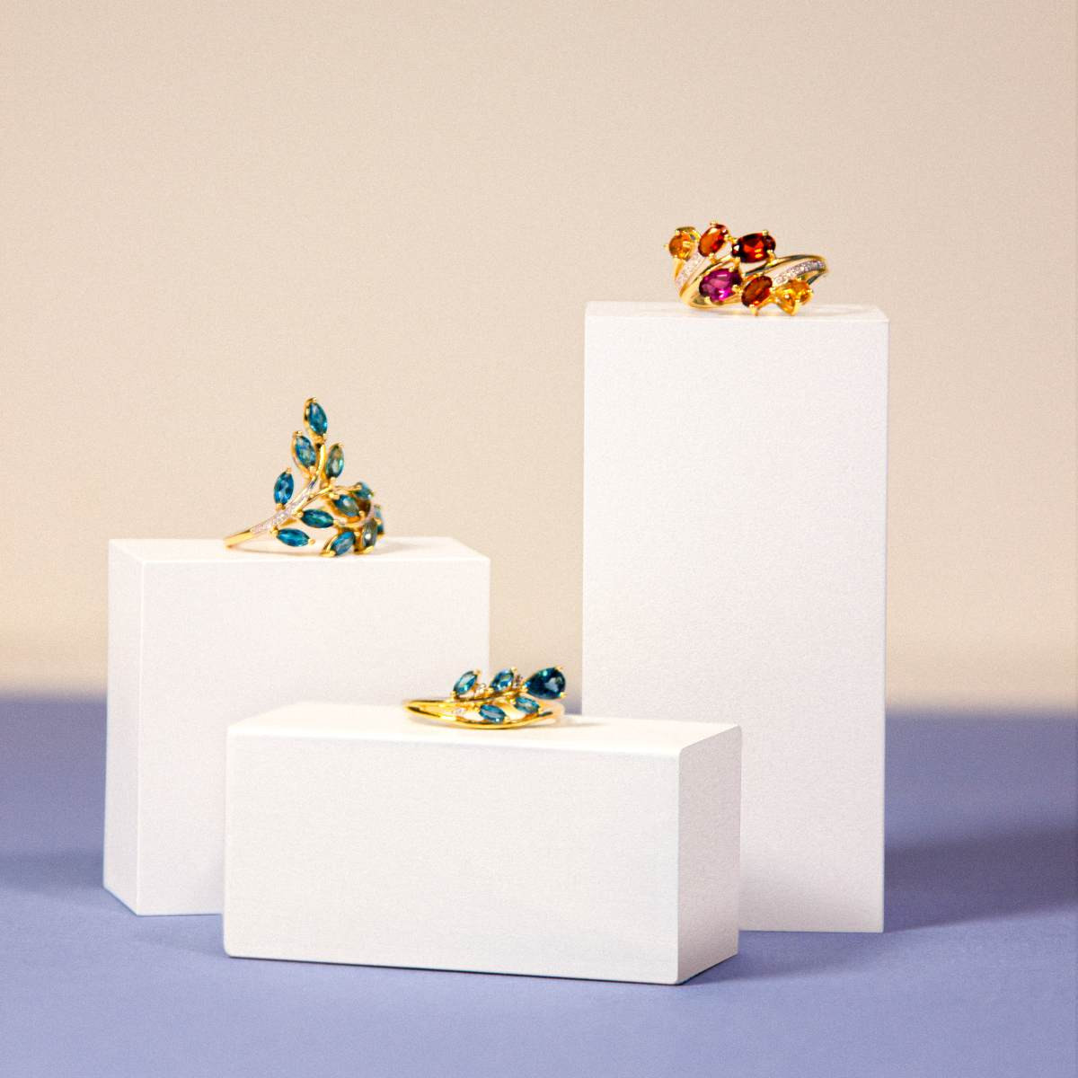 Bague or 375 jaune diamants et topazes bleues traitées - vue D1
