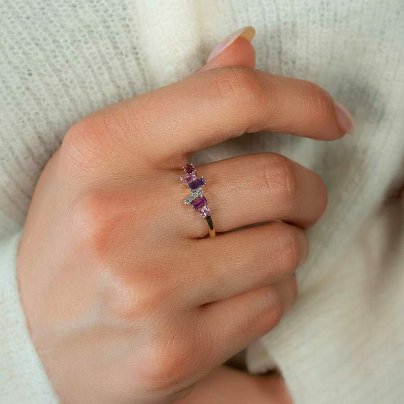 Bague or 375 jaune diamants, grenats rhodolites, améthyste et saphirs - vue porté 1