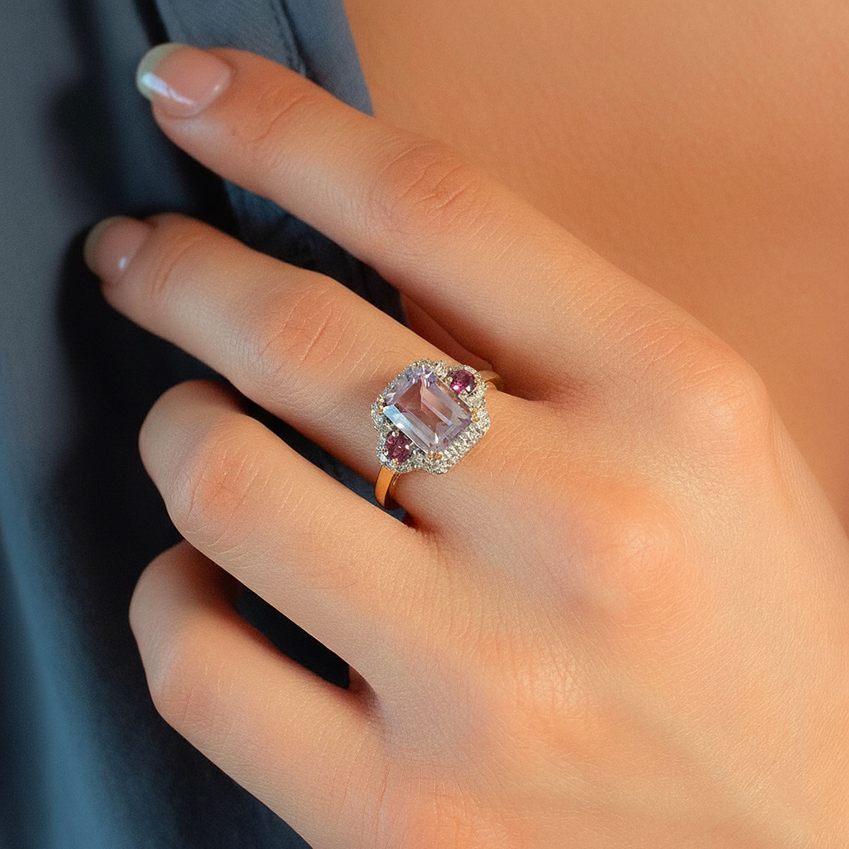 Gouden ring 375 gele diamanten, amethist en rhodolietgarnetten - gedragen zicht 1