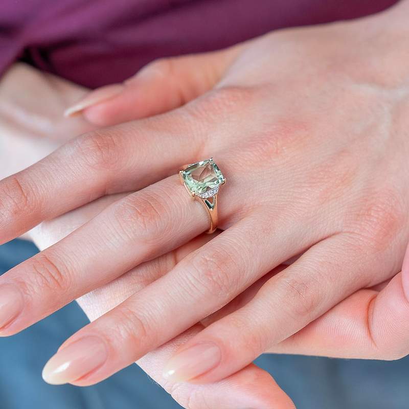 Bague or 375 jaune diamants et quartz vert - vue porté 1