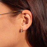 Boucles d'oreilles or 375 jaune tourmaline rose, grenat vert et rubis - vue porté 1