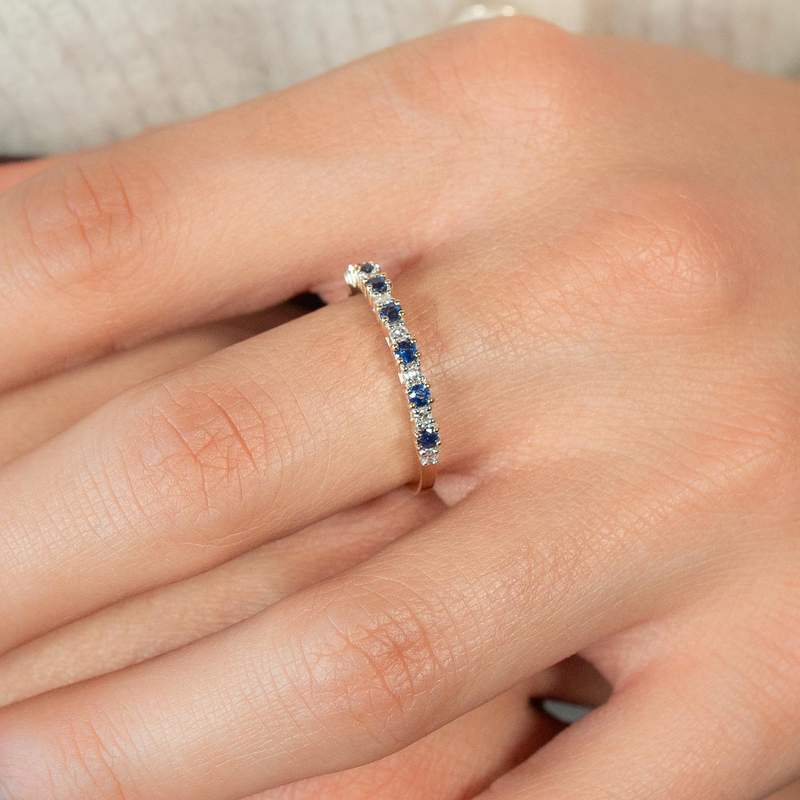 Bague or 750 jaune et rhodié diamants et saphirs - vue porté 1