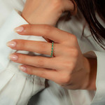 Bague or 750 jaune et rhodié diamants et émeraudes - vue porté 1