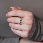 Bague or 750 2 tons diamants et saphirs - vue porté 1