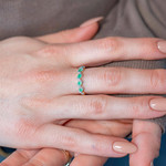 Bague or 750 2 tons diamants et émeraudes - vue porté 1