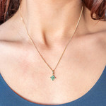 Pendentif or 750 jaune fleur émeraudes - vue porté 1