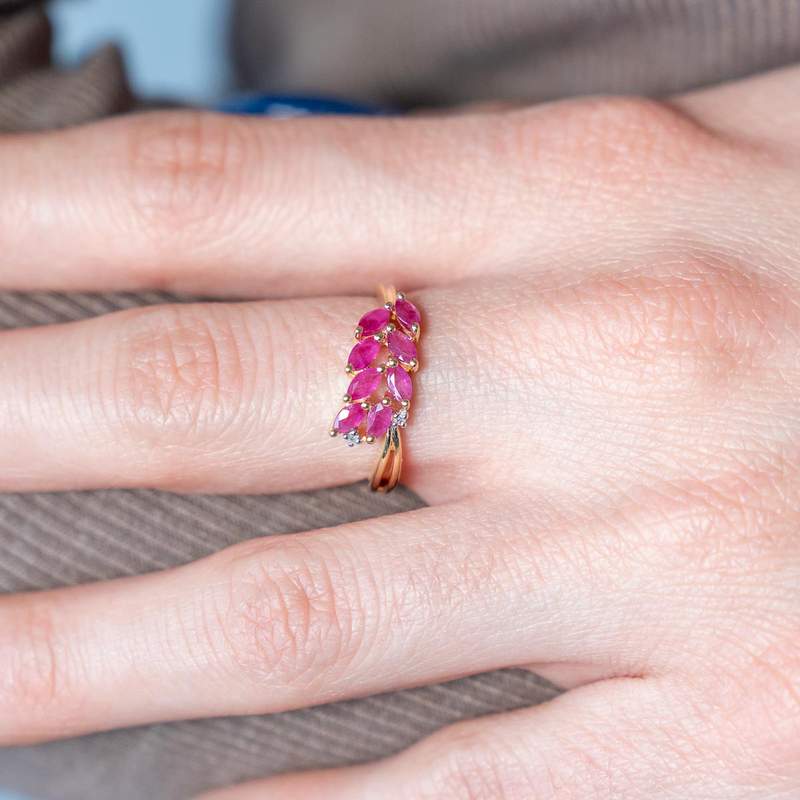 Bague or 750 2 tons diamants et rubis - vue porté 1