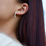 Demi créoles or 375 jaune perles de culture - vue porté 1