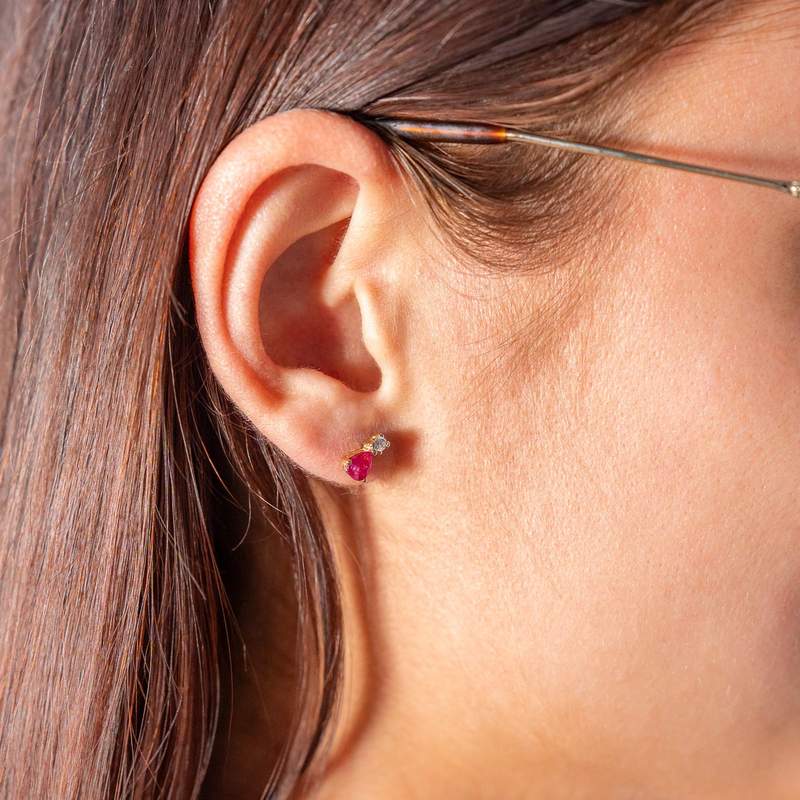 Boucles d'oreilles or 750 jaune rubis et zirconias - vue porté 1