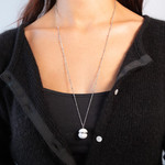 Sautoir acier turquoise blanche 76 cm - vue porté 1