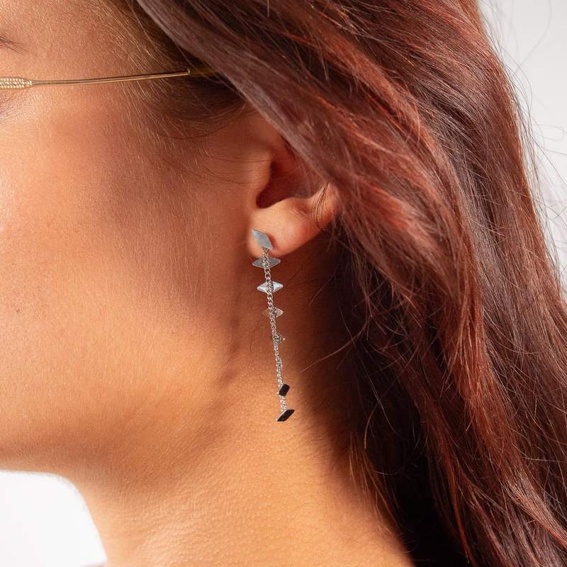 Boucles d'oreilles acier pendantes - vue porté 1
