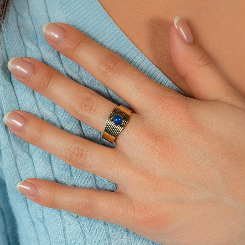 Bague acier doré ouverte lapis lazuli - vue porté 1