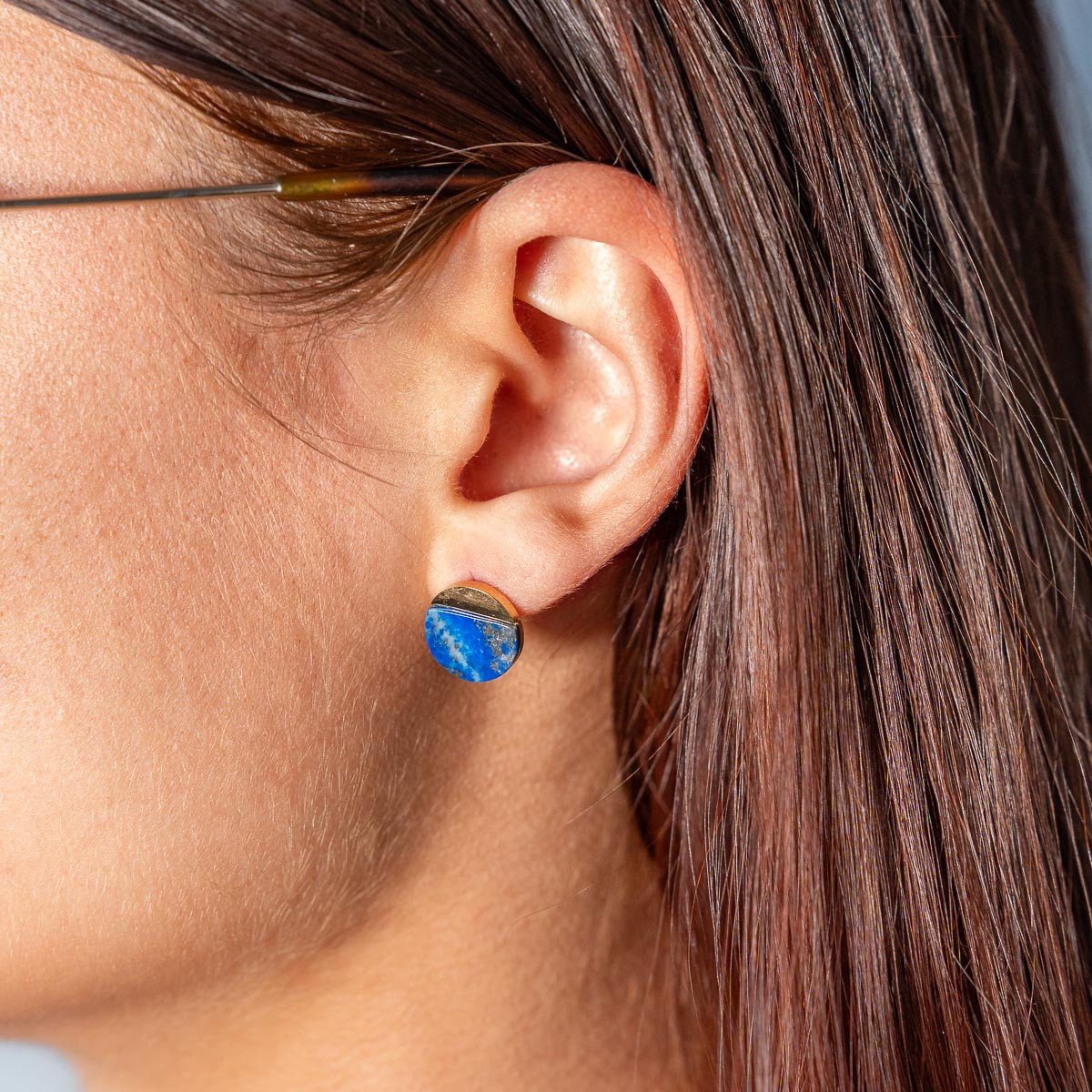 Boucles d'oreilles acier doré lapis lazuli - vue porté 1